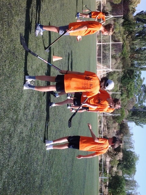 Jugando al hockey en el camp